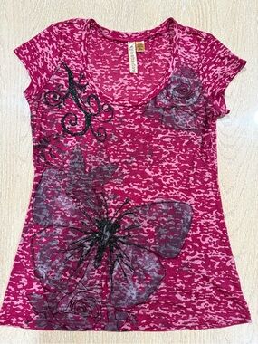 Women’s Magenta Scoop Neck Tee with Butterfly Graphic